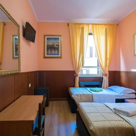 Hostel Alessandro Downtown & Bar