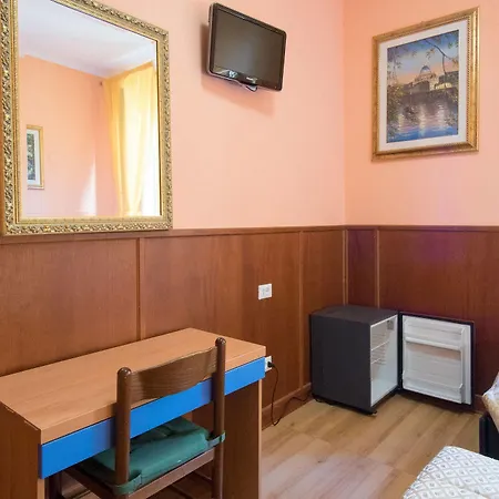 Alessandro Downtown & Bar Hostel