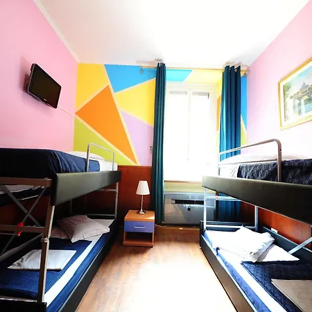 Alessandro Downtown & Bar Hostel *