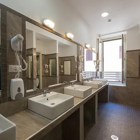 Хостел Alessandro Downtown & Bar