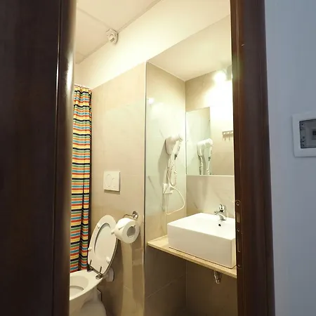 Alessandro Downtown & Bar *