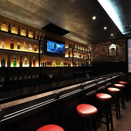 Alessandro Downtown & Bar Хостел *