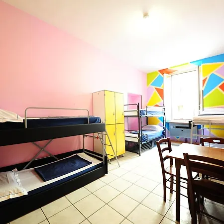 Hostel Alessandro Downtown & Bar *